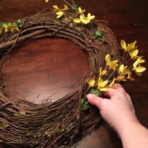 10 Minute spring wreath for Love Your Life Friday at KarenEhman.c