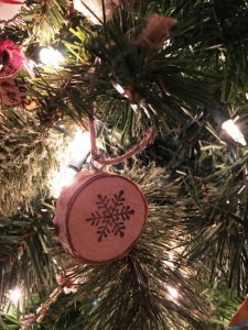 #DIY Rustic Wood Slice Ornaments by April Wilson for #LoveYourLifeFriday at karenehman.com. Click here for tutorial.
